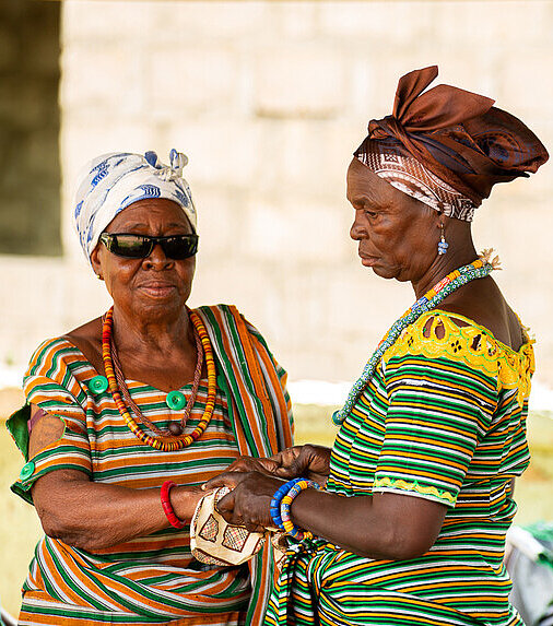 Christina steht mit einer weiteren Königinmutter in ihrer Gemeinde