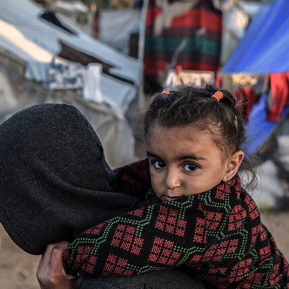 Ein Mädchen, das im Flüchtlingslager in Rafah im südlichen Gazastreifen lebt