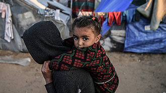 Ein Mädchen, das im Flüchtlingslager in Rafah im südlichen Gazastreifen lebt