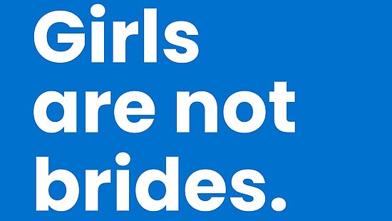 Blaue Grafik von Plan International zum Welt-Mädchentag. In weißen Buchstaben steht: ‚Girls are not brides.‘ Darunter eine Illustration eines Mädchens in Gelb und Blau, das ein Herz mit den Händen formt. Unten das Logo vom Welt-Mädchentag mit Plan International.