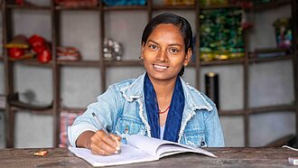 Ashiya notiert stets ihre Einkäufe und Verkäufe, damit sie einen guten Überblick hat