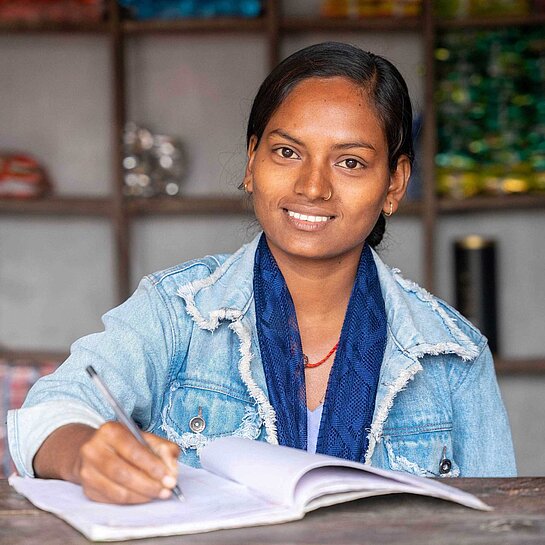 Ashiya notiert stets ihre Einkäufe und Verkäufe, damit sie einen guten Überblick hat