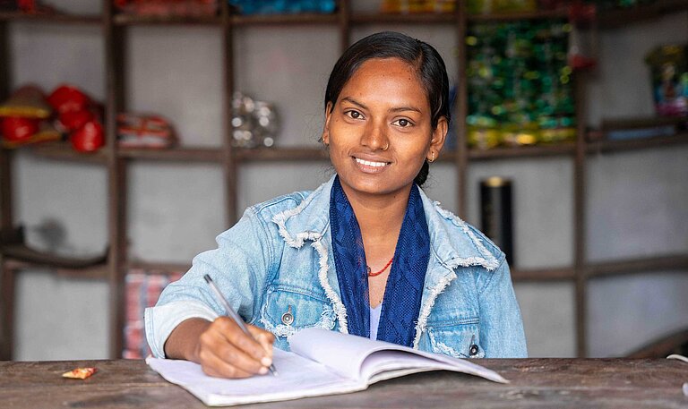 Ashiya notiert stets ihre Einkäufe und Verkäufe, damit sie einen guten Überblick hat