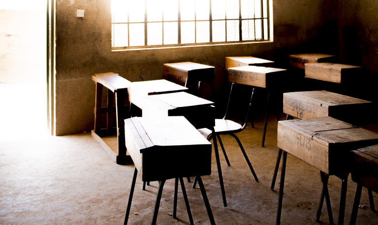 Ein leeres Klassenzimmer in Kenia