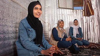 Fatima, 14, mit ihrer Mutter und ihrer Schwester in ihrem Zuhause im Flüchtlingscamp in Jordanien.
