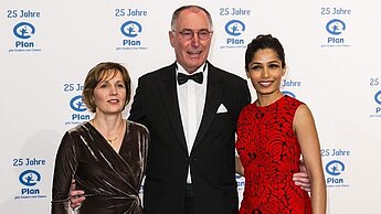 Geschäftsführerin Maike Röttger, Vorstandsvorsitzender Dr. Werner Bauch und Schauspielerin Freida Pinto.
