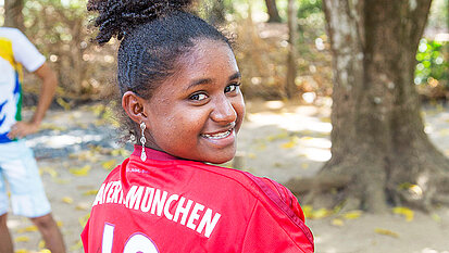 Fußballspielen macht Wicileny Spaß und gibt ihr Selbstvertrauen. © Plan / Anika Büssemeier Fußballspielen macht Wicileny Spaß und gibt ihr Selbstvertrauen.