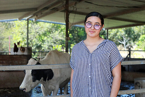 Alejandra steht in dem Stall ihrer Familie