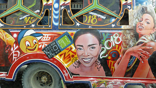 Berühmtheiten des öffentlichen Lebens gemalt an einem Bus.