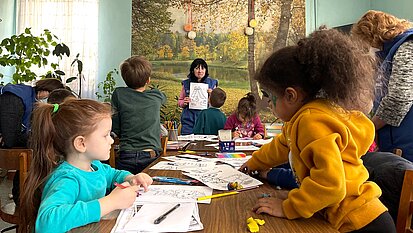 In Moldau ermöglichen wir Kindern Platz für Kreativität: Viele freuen sich über die Ablenkung.
