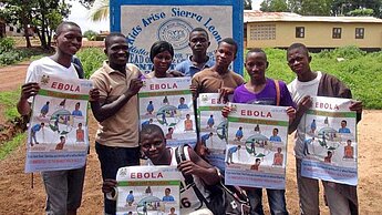 Plan informiert auf allen Ebenen über Ebola. Diese Gruppe Jugendlicher aus Sierra Leone beteiligt sich an den Aufklärungsmaßnahmen in ihrer Gemeinde.