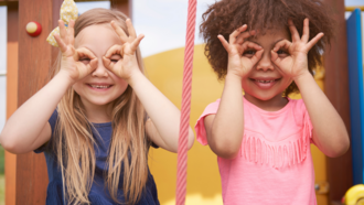 In Deutschland ist die Umsetzung der UN-Kinderrechtskonvention durch die aktuelle Rechtslage nicht abgesichert. Mit der Verankerung der Kinderrechte im Grundgesetz soll das verbessert werden. © Canva