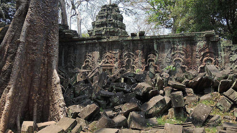Steinhaufen des versunkenen Teil des Tempels.