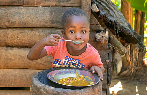 Ein Junge isst von einem Teller