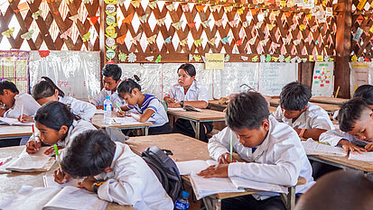 Kinder sitzen in einem Klassenzimmer in Kambodscha 