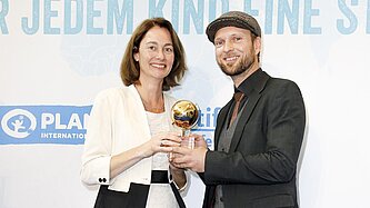 Bundesfamilienministerin Dr. Katarina Barley und Lukas Roegler bei der Ulrich Wickert Preisverleihung 2017. © Michael Fahrig
