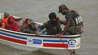 Die von Plan gespendeten Motorboote ermöglichten die Evakuierung von mehr als 20.000 Menschen.