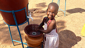 Das Bild ist aus einem vergleichbaren Projekt in Burkina Faso. Ein Mädchen wäscht ihre Hände.