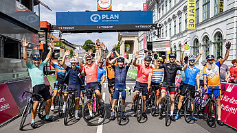 Die 28 Hobby-Radsportler:innen vor der ersten Etappe (Foto: Henning Angerer).
