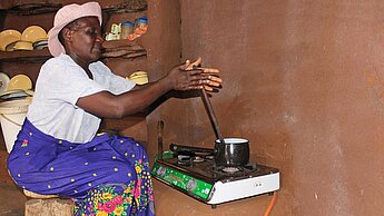 Auch Vimbais Mutter Maina ist begeistert, dass die Frauen durch die Biogasanlage stark entlastet werden können.