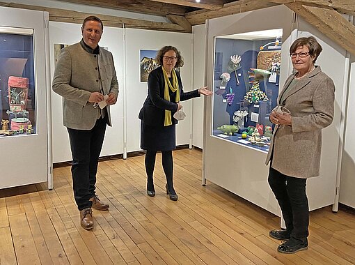 Christa Stewens, Bayerische Sozialministerin a. D. und Mitglied im Plan-Kuratorium, mit Museumsleiterin Maria-Luise Segl und Markus Müller, Bürgermeister Markt Neukirchen b. Hl. Blut, bei der Vernissage (v. r.)