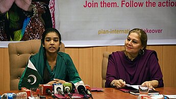 Plan-Patenkind Mishal hat als Ministerin für Menschenrechte in Pakistan die Probleme der frühen Heirat und Kinderarbeit hervorgehoben.