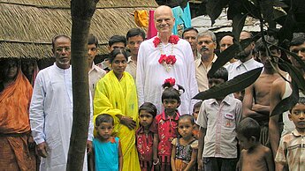 Versammlung im Hof um den Paten aus Deutschland.