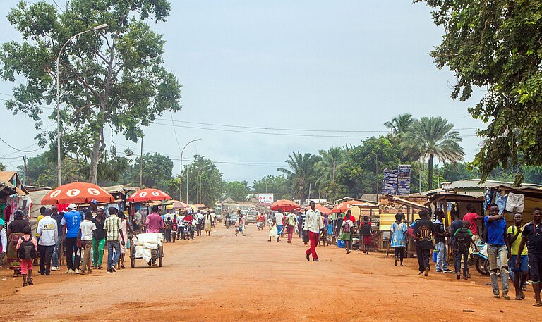 Menschen und Stände in Straßen von Bangui.