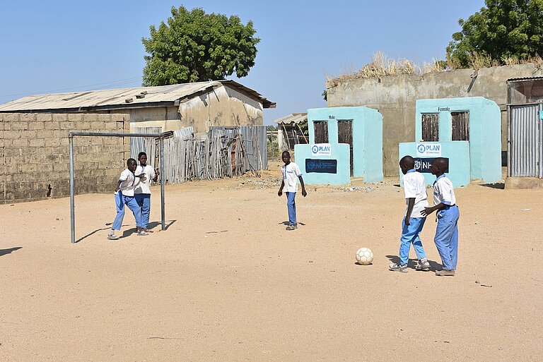 Kinder spielen Fußball