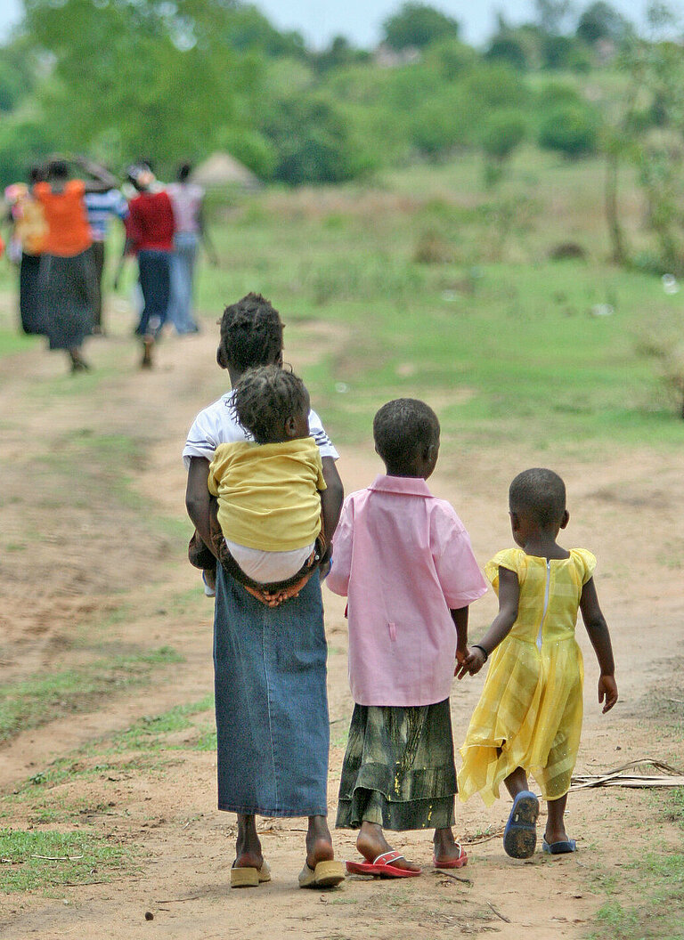 Kinder laufen in Sudan über einer Wiese
