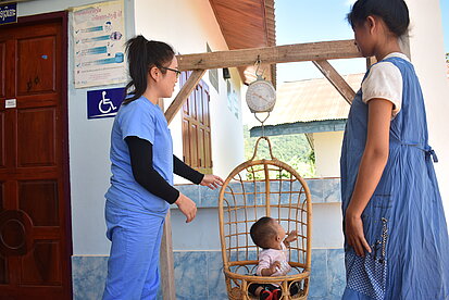 In den Gesundheitszentren werden Vor- und Nachsorgeuntersuchungen für eine bessere Mutter/Kind Gesundheit angeboten. © Bounma Phommahaxay and Noy Promsouvanh/Plan International.