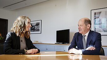 Die 21-jährige Celina Kühl hat heute symbolisch die Geschäfte des Bundesfinanzministers und Vizekanzlers Olaf Scholz in Berlin übernommen. © Inga Kjer/Photothek