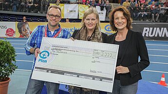 Axel Kohring, Produzent des Charity Kalenders, Angela Bergel, Plan Unternehmenskooperationen und Dagmar Freitag, DLV Vizepräsidentin bei der Scheckübergabe. ©Dirk Gantenberg