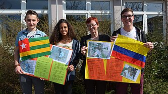 Schulleiterin Elfriede Brunner mit den drei Schülersprechern.