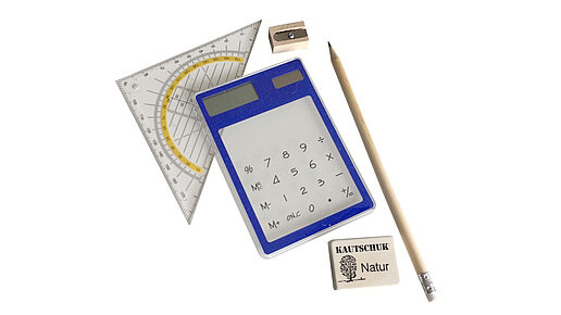 Geodreieck, Taschrechner mit Solarzelle, Bleistift, Radiergummi und Anspitzer.
