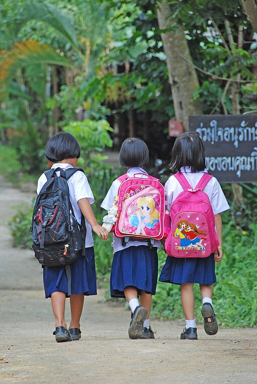 Kinder auf dem Schulweg