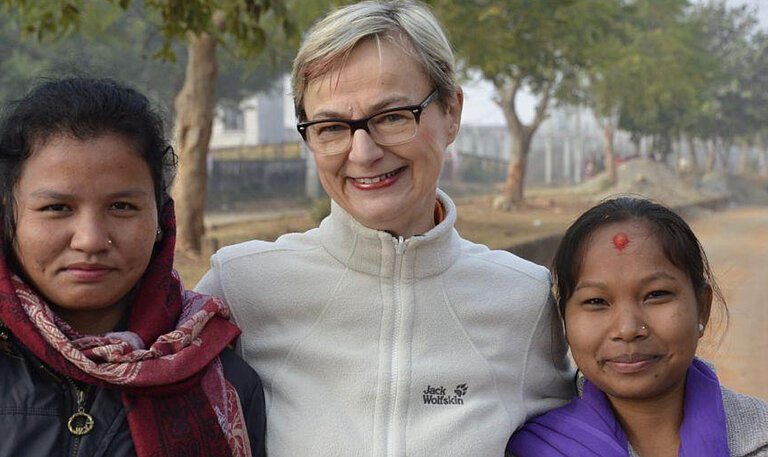 Maria Kramer bei der Nothilfe in Nepal mit zwei Mädchen.