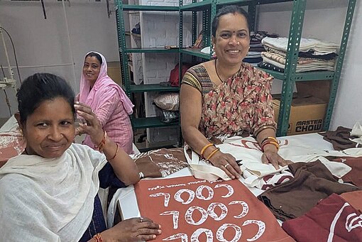 Ob Kappen, Taschen oder Tücher – die Schneiderinnen fertigen alles in höchster Qualität Schneiderinnen in Saris bei der Arbeit
