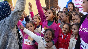 Sporttage in Schulen tragen in Ägypten dazu bei, dass Mädchen eine gleichberechtigte Rolle im gemeinsamen Spiel mit Jungen einnehmen.