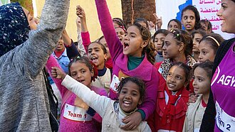 Sporttage in Schulen tragen in Ägypten dazu bei, dass Mädchen eine gleichberechtigte Rolle im gemeinsamen Spiel mit Jungen einnehmen.