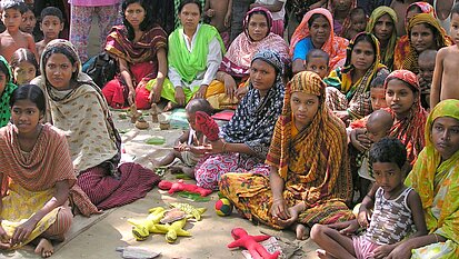 Frauen und Mädchen in farbenfrohen Saris.