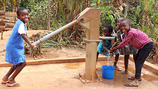 Durch den Bau von Brunnen und den dazugehörigen Maßnahmen ermöglichen wir vor allem Kindern die Chance auf ein gesundes aufwachsen