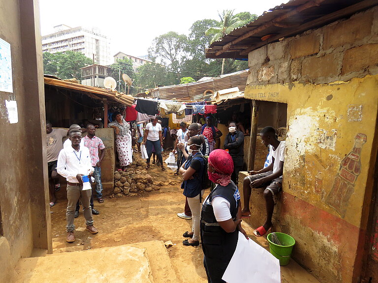 Menschen in Slums von Freetown