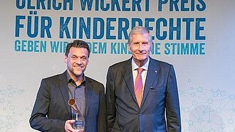 Ulrich Wickert mit Jürgen Bätz, Sieger des Preises Deutschland / Österreich 2019. ©Plan International/ Michael Fahrig