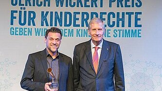 Ulrich Wickert mit Jürgen Bätz, Sieger des Preises Deutschland / Österreich 2019. ©Plan International/ Michael Fahrig