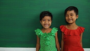 Kinder haben auch ein Recht auf Bildung, wie diese Mädchen in Myanmar.