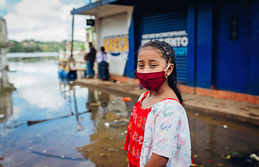 Ein Mädchen inmitten einer Überschwemmung