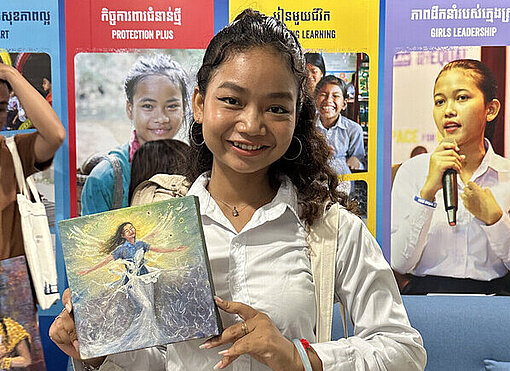 Chivey mit ihrer Zeichnung