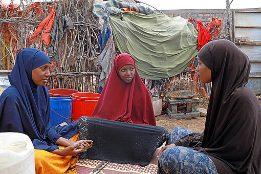 Aisha, Hibo und Munira sitzen zusammen und reden miteinander im IDP-Camp