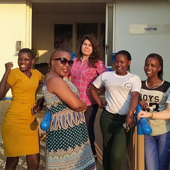 Lena Blos mit einer Gruppe von Frauen.